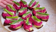 Эта закуска из селёдки точно вкуснее красной икры! This appetizer is tastier than red caviar.