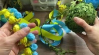 ПАТРІОТИЧНИЙ ВІНОЧОК ІЗ ЛАТЕКСНИХ ТРОЯНДWREATHDIY