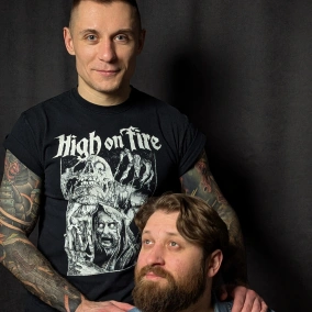 Ескорт захистить від домагань? Жінки б'ють чоловіків? Глобальне потепління, тут? ChatGPT для тупих?