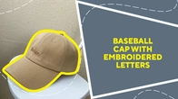 Gorra de béisbol con letras bordadas.