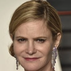 Jennifer Jason Leigh