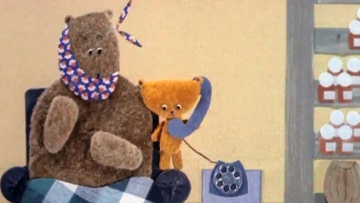 Медвежонок на дороге