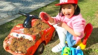 Boram playing Car Wash with Cleaning Toys